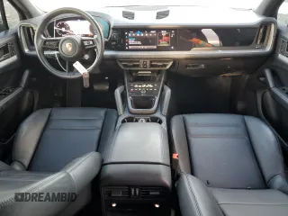 2024 Porsche Cayenne z VIN WP1AA2AY7RDA03399, wystawiony jako Copart lot #42403415 z przebiegiem 24 319 mil mil oraz Szkoda całkowita • Salvage title. Historia ofert i sprzedaży dostępna na DreamBid. Obrazek 8.