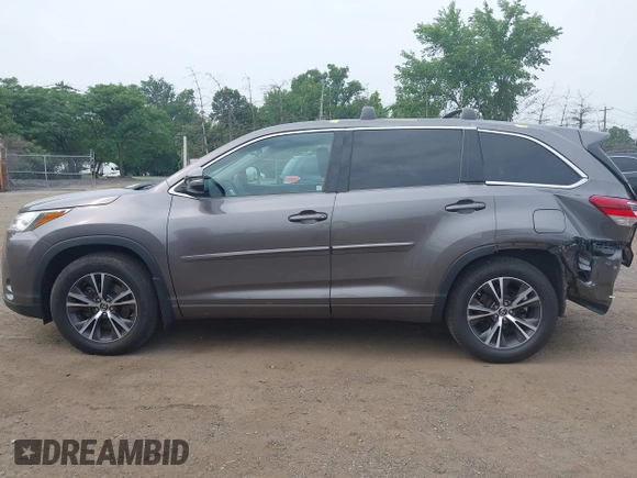 2018 Toyota Highlander LE z VIN 5TDBZRFH1JS896873, wystawiony jako IAAI lot #42501993 z przebiegiem 63 877 mil mil oraz . Historia ofert i sprzedaży dostępna na DreamBid. Obrazek 14.