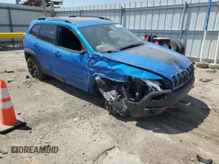 2018 Jeep Cherokee Trailhawk z VIN 1C4PJMBX0JD562021, wystawiony jako Copart lot #59136885 z przebiegiem 122 792 mil mil oraz Szkoda całkowita • Salvage title. Historia ofert i sprzedaży dostępna na DreamBid. Obrazek 4.