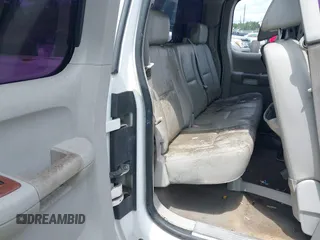 2007 GMC Sierra 2500HD SLT z VIN 1GTHK29607E518459, wystawiony jako IAAI lot #40120837 z przebiegiem 287 407 mil mil oraz . Historia ofert i sprzedaży dostępna na DreamBid. Obrazek 8.
