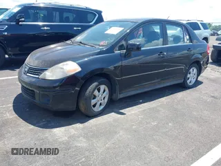 2007 Nissan Versa SL z VIN 3N1BC11E77L409483, wystawiony jako IAAI lot #42525328 z przebiegiem 102 488 mil mil oraz . Historia ofert i sprzedaży dostępna na DreamBid. Obrazek 2.