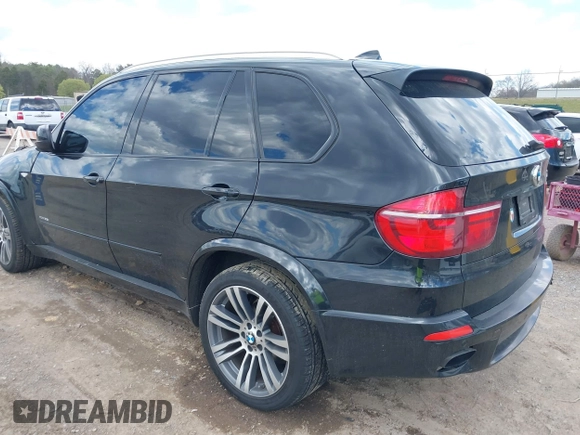 2013 BMW X5 xDrive35i z VIN 5UXZV4C51D0E11079, wystawiony jako IAAI lot #41875305 z przebiegiem 161 861 mil mil oraz . Historia ofert i sprzedaży dostępna na DreamBid. Obrazek 3.
