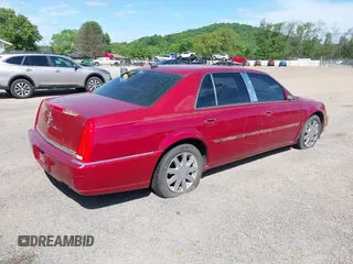 2006 Cadillac DTS 1SC z VIN 1G6KD57YX6U188066, wystawiony jako IAAI lot #42300335 z przebiegiem 110 774 mil mil oraz . Historia ofert i sprzedaży dostępna na DreamBid. Obrazek 4.