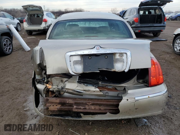 2001 Lincoln Town Car Executive z VIN 1LNHM81W81Y700002, wystawiony jako Copart lot #47018365 z przebiegiem 129 456 mil mil oraz Szkoda całkowita • Salvage title. Historia ofert i sprzedaży dostępna na DreamBid. Obrazek 6.