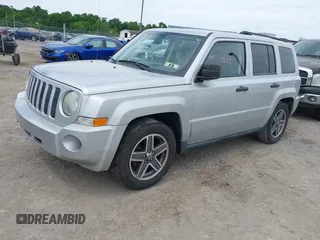 2008 Jeep Patriot Sport z VIN 1J8FT28W18D777368, wystawiony jako IAAI lot #42321212 z przebiegiem 157 803 mil mil oraz . Historia ofert i sprzedaży dostępna na DreamBid. Obrazek 2.
