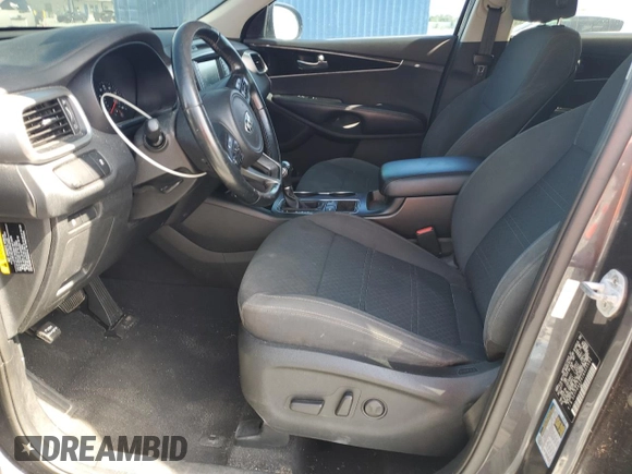 2018 Kia Sorento LX z VIN 5XYPG4A34JG425582, wystawiony jako Copart lot #58852865 z przebiegiem 157 170 mil mil oraz Czysty tytuł • Clean title. Historia ofert i sprzedaży dostępna na DreamBid. Obrazek 7.
