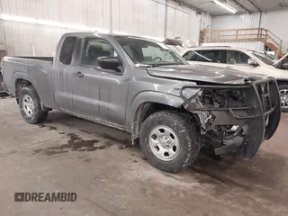 2023 Nissan Frontier S z VIN 1N6ED1CM0PN641531, wystawiony jako IAAI lot #41618313 z przebiegiem 23 868 mil mil oraz . Historia ofert i sprzedaży dostępna na DreamBid. Obrazek 1.