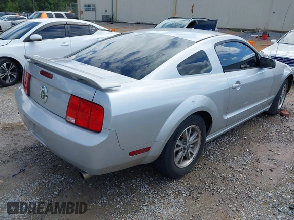 2005 Ford Mustang Deluxe z VIN 1ZVFT80N855148982, wystawiony jako IAAI lot #42251052 z przebiegiem 227 266 mil mil oraz . Historia ofert i sprzedaży dostępna na DreamBid. Obrazek 4.