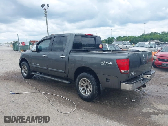 2005 Nissan Titan LE z VIN 1N6AA07B05N557667, wystawiony jako IAAI lot #42292562 z przebiegiem 197 874 mil mil oraz . Historia ofert i sprzedaży dostępna na DreamBid. Obrazek 3.