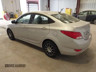 2016 Hyundai Accent SE z VIN KMHCT4AE8GU121220, wystawiony jako IAAI lot #42478517 z przebiegiem 133 491 mil mil oraz . Historia ofert i sprzedaży dostępna na DreamBid. Obrazek 3.