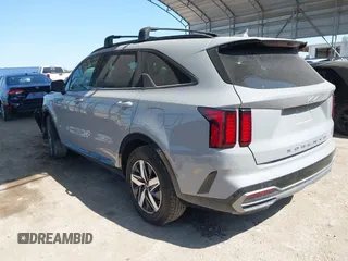 2022 Kia Sorento EX z VIN 5XYRH4LF8NG136238, wystawiony jako IAAI lot #41963656 z przebiegiem 78 713 mil mil oraz . Historia ofert i sprzedaży dostępna na DreamBid. Obrazek 3.