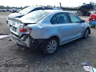 2011 Volkswagen Jetta SE z VIN 3VWDZ7AJ9BM367581, wystawiony jako IAAI lot #42032765 z przebiegiem 136 472 mil mil oraz . Historia ofert i sprzedaży dostępna na DreamBid. Obrazek 4.