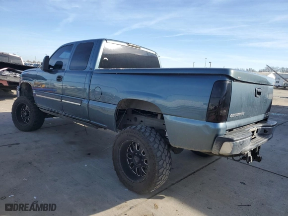 2006 Chevrolet Silverado 1500 LT1 with VIN 2GCEC19T961126032, listed as a Copart auction lot 45683125 with 137,234 mi miles and Salvage Title. Bid and sale history available at carsss.com. Image 2.