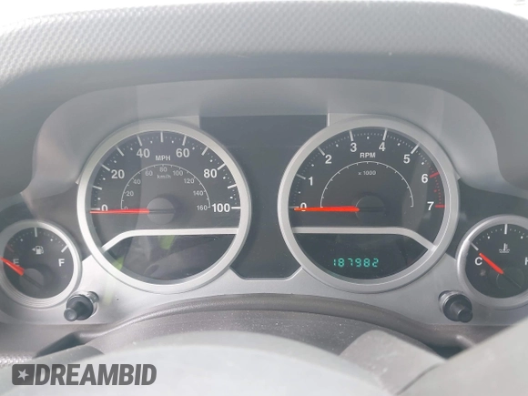 2007 Jeep Wrangler Unlimited Sahara z VIN 1J4GA59137L147257, wystawiony jako IAAI lot #41565673 z przebiegiem 187 982 mil mil oraz . Historia ofert i sprzedaży dostępna na DreamBid. Obrazek 7.