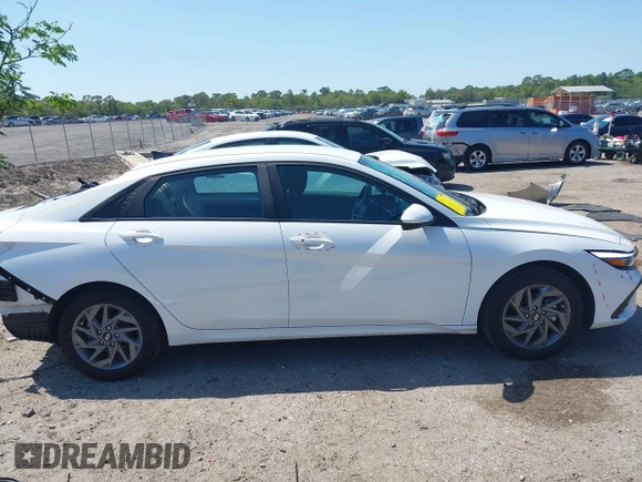 2024 Hyundai Elantra SEL z VIN KMHLM4DG1RU721834, wystawiony jako IAAI lot #41989186 z przebiegiem 19 877 mil mil oraz . Historia ofert i sprzedaży dostępna na DreamBid. Obrazek 13.