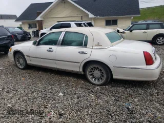 2000 Lincoln Town Car Signature z VIN 1LNHM82W9YY913288, wystawiony jako Copart lot #58776435 z przebiegiem 77 552 mil mil oraz Czysty tytuł • Clean title. Historia ofert i sprzedaży dostępna na DreamBid. Obrazek 2.