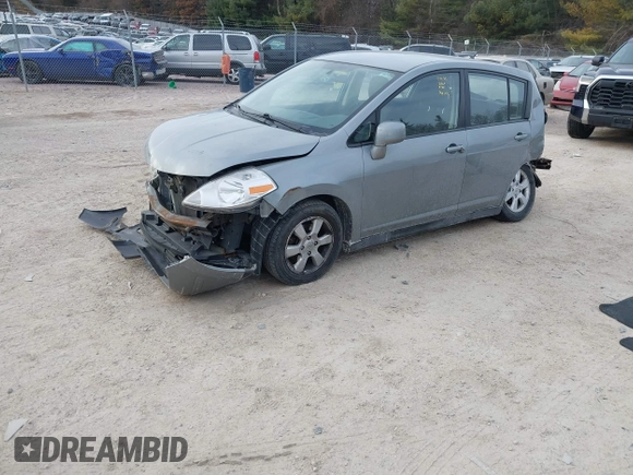 2007 Nissan Versa SL z VIN 3N1BC13E57L379798, wystawiony jako IAAI lot #41458835 z przebiegiem 136 459 mil mil oraz . Historia ofert i sprzedaży dostępna na DreamBid. Obrazek 2.