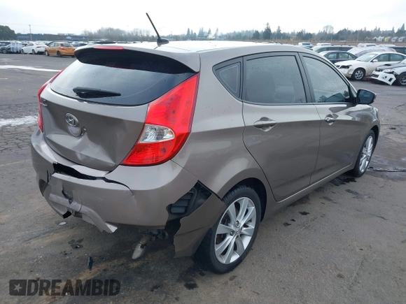 2013 Hyundai Accent SE z VIN KMHCU5AE1DU079830, wystawiony jako IAAI lot #41529695 z przebiegiem 105 637 mil mil oraz . Historia ofert i sprzedaży dostępna na DreamBid. Obrazek 4.