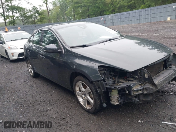 2013 Volvo S60 T5 Premier z VIN YV1612FS3D2230809, wystawiony jako IAAI lot #42526076 z przebiegiem 91 519 mil mil oraz . Historia ofert i sprzedaży dostępna na DreamBid. Obrazek 1.