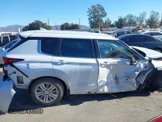 2023 Mitsubishi Outlander ES z VIN JA4J3TA86PZ015703, wystawiony jako IAAI lot #41041126 z przebiegiem 44 131 mil mil oraz . Historia ofert i sprzedaży dostępna na DreamBid. Obrazek 13.