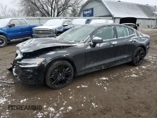 2024 Volvo S60 Plus Black Edition z VIN 7JRL12TH2RG289508, wystawiony jako Copart lot #85523374 z przebiegiem 17 304 mil mil oraz Nie do naprawy. Historia ofert i sprzedaży dostępna na DreamBid. Obrazek 1.