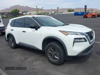 2021 Nissan Rogue S z VIN 5N1AT3AB3MC733401, wystawiony jako IAAI lot #40024090 z przebiegiem 47 600 mil mil oraz . Historia ofert i sprzedaży dostępna na DreamBid. Obrazek 1.