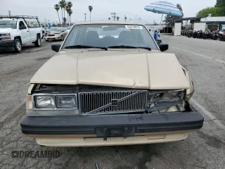 1987 Volvo 740 z VIN YV1FX8843H2178121, wystawiony jako Copart lot #55678015 z przebiegiem 105 881 mil mil oraz Tytuł czysty. Historia ofert i sprzedaży dostępna na DreamBid. Obrazek 5.