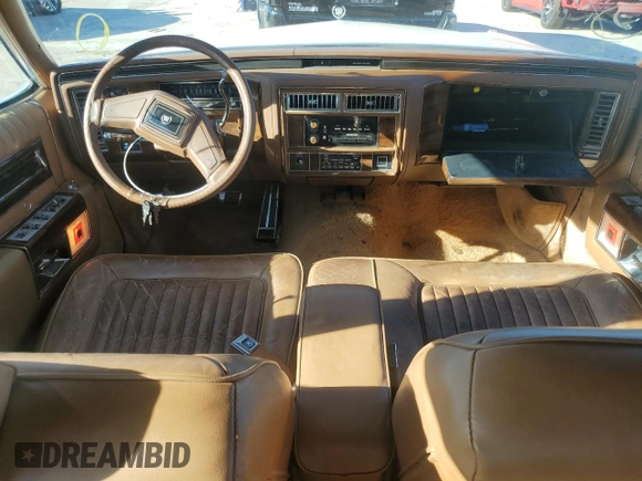 1988 Cadillac Brougham z VIN 1G6DW51Y9J9710161, wystawiony jako Copart lot #87093424 z przebiegiem 59 519 mil mil oraz Czysty tytuł • Clean title. Historia ofert i sprzedaży dostępna na DreamBid. Obrazek 8.
