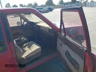 1985 Toyota Pickup SR5 с VIN JT4RN56S3F5035366, выставлен на аукционе IAAI как лот 42495438 с пробегом 191 183 миль миль и . История ставок и продаж доступна на DreamBid. Изображение 5.