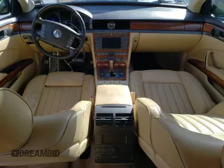 2004 Volkswagen Phaeton V8 z VIN WVWAF63D048011494, wystawiony jako Copart lot #43921145 z przebiegiem 129 758 mil mil oraz Tytuł czysty. Historia ofert i sprzedaży dostępna na DreamBid. Obrazek 8.