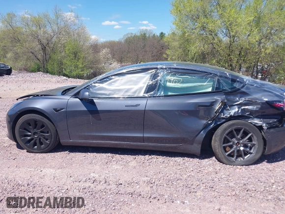 2022 Tesla Model 3 Long Range z VIN 5YJ3E1EB6NF260118, wystawiony jako IAAI lot #42139962 z przebiegiem 52 566 mil mil oraz . Historia ofert i sprzedaży dostępna na DreamBid. Obrazek 15.