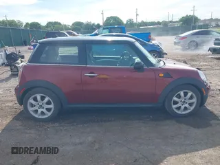 2009 MINI Hardtop z VIN WMWMF33579TW73000, wystawiony jako IAAI lot #42244237 z przebiegiem 108 332 mil mil oraz . Historia ofert i sprzedaży dostępna na DreamBid. Obrazek 13.