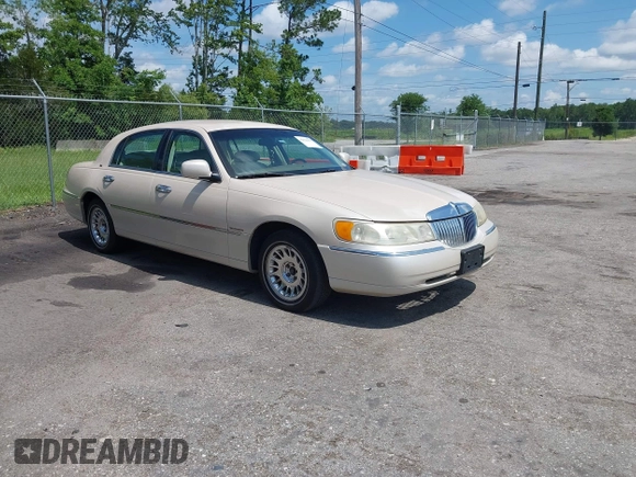 2001 Lincoln Town Car Cartier z VIN 1LNHM83W81Y688740, wystawiony jako IAAI lot #42526475 z przebiegiem 256 179 mil mil oraz . Historia ofert i sprzedaży dostępna na DreamBid. Obrazek 1.