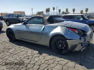 2004 Nissan 350Z Enthusiast z VIN JN1AZ36D34T110490, wystawiony jako Copart lot #57863915 z przebiegiem 139 757 mil mil oraz Szkody całkowita. Historia ofert i sprzedaży dostępna na DreamBid. Obrazek 2.