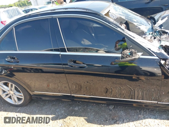 2013 Mercedes-Benz C 300 Sport z VIN WDDGF8AB3DG123189, wystawiony jako IAAI lot #42201267 z przebiegiem 127 315 mil mil oraz . Historia ofert i sprzedaży dostępna na DreamBid. Obrazek 13.