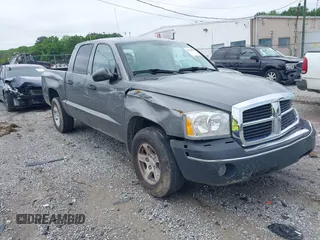 2005 Dodge Dakota SLT z VIN 1D7HE48K45S341291, wystawiony jako IAAI lot #42330000 z przebiegiem 92 588 mil mil oraz . Historia ofert i sprzedaży dostępna na DreamBid. Obrazek 1.