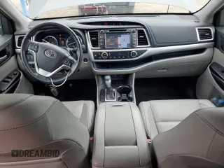2018 Toyota Highlander SE z VIN 5TDJZRFH8JS523194, wystawiony jako Copart lot #57434645 z przebiegiem 57 965 mil mil oraz Szkoda całkowita • Salvage title. Historia ofert i sprzedaży dostępna na DreamBid. Obrazek 8.
