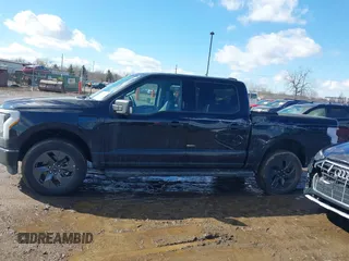 2024 Ford F-150 Lightning XLT z VIN 1FTVW3LK3RWG06339, wystawiony jako IAAI lot #41664763 z przebiegiem 9 891 mil mil oraz . Historia ofert i sprzedaży dostępna na DreamBid. Obrazek 14.