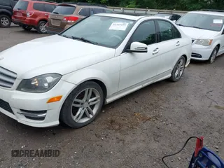 2013 Mercedes-Benz C 300 Sport с VIN WDDGF8AB3DA820171, выставлен на аукционе IAAI как лот 42329459 с пробегом 157 627 миль миль и . История ставок и продаж доступна на DreamBid. Изображение 2.