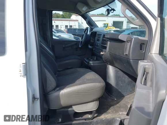 2020 GMC Savana Cargo Van with VIN 1GTW7AFG7L1265254, listed as a IAAI auction lot 40863188 with 86,054 mi miles. Bid and sale history available at carsss.com. Image 5.