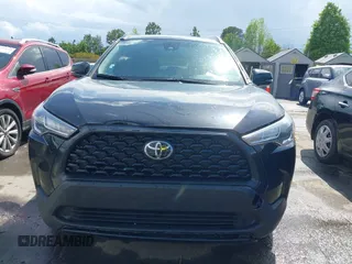 2022 Toyota Corolla Cross LE z VIN 7MUCAAAG8NV037030, wystawiony jako IAAI lot #42014483 z przebiegiem 39 146 mil mil oraz . Historia ofert i sprzedaży dostępna na DreamBid. Obrazek 12.
