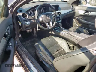 2013 Mercedes-Benz C 250 z VIN WDDGJ4HBXDG065935, wystawiony jako Copart lot #59411585 z przebiegiem 126 866 mil mil oraz Szkoda całkowita • Salvage title. Historia ofert i sprzedaży dostępna na DreamBid. Obrazek 8.