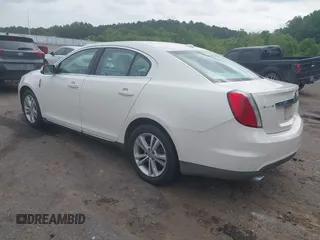 2009 Lincoln MKS z VIN 1LNHM93R69G618185, wystawiony jako IAAI lot #42256398 z przebiegiem 178 805 mil mil oraz . Historia ofert i sprzedaży dostępna na DreamBid. Obrazek 3.