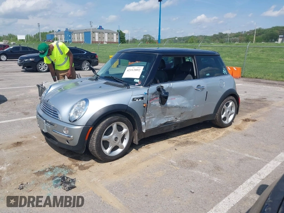 2003 MINI Hardtop z VIN WMWRC334X3TC43283, wystawiony jako IAAI lot #42112892 z przebiegiem 87 513 mil mil oraz . Historia ofert i sprzedaży dostępna na DreamBid. Obrazek 16.