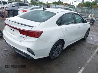 2023 Kia Forte GT-Line z VIN 3KPF54AD5PE583428, wystawiony jako IAAI lot #42016122 z przebiegiem 16 589 mil mil oraz . Historia ofert i sprzedaży dostępna na DreamBid. Obrazek 4.