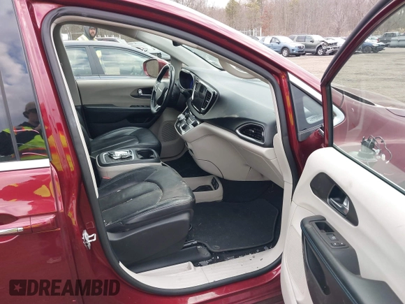 2021 Chrysler Pacifica Touring L with VIN 2C4RC1BG6MR597911, listed as a IAAI auction lot 41660729 with 72,004 mi miles and . Bid and sale history available at DreamBid. Image 5.