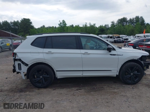 2024 Volkswagen Tiguan SE R-Line Black z VIN 3VV8B7AXXRM105318, wystawiony jako IAAI lot #42343677 z przebiegiem 20 569 mil mil oraz . Historia ofert i sprzedaży dostępna na DreamBid. Obrazek 14.