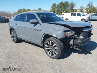 2020 Volkswagen Atlas Cross Sport 3.6L V6 SEL R-Line with VIN 1V2RE2CA1LC215977, listed as a IAAI auction lot 41072199 with 61,265 mi miles. Bid and sale history available at carsss.com. Image 1.