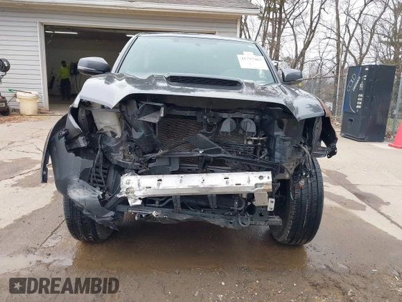 2017 Toyota Tacoma SR5 with VIN 3TMCZ5AN3HM113332, listed as a IAAI auction lot 41757467 with 199,846 mi miles. Bid and sale history available at carsss.com. Image 6.