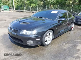2005 Pontiac GTO z VIN 6G2VX12U85L367278, wystawiony jako IAAI lot #42140119 z przebiegiem 121 397 mil mil oraz . Historia ofert i sprzedaży dostępna na DreamBid. Obrazek 2.